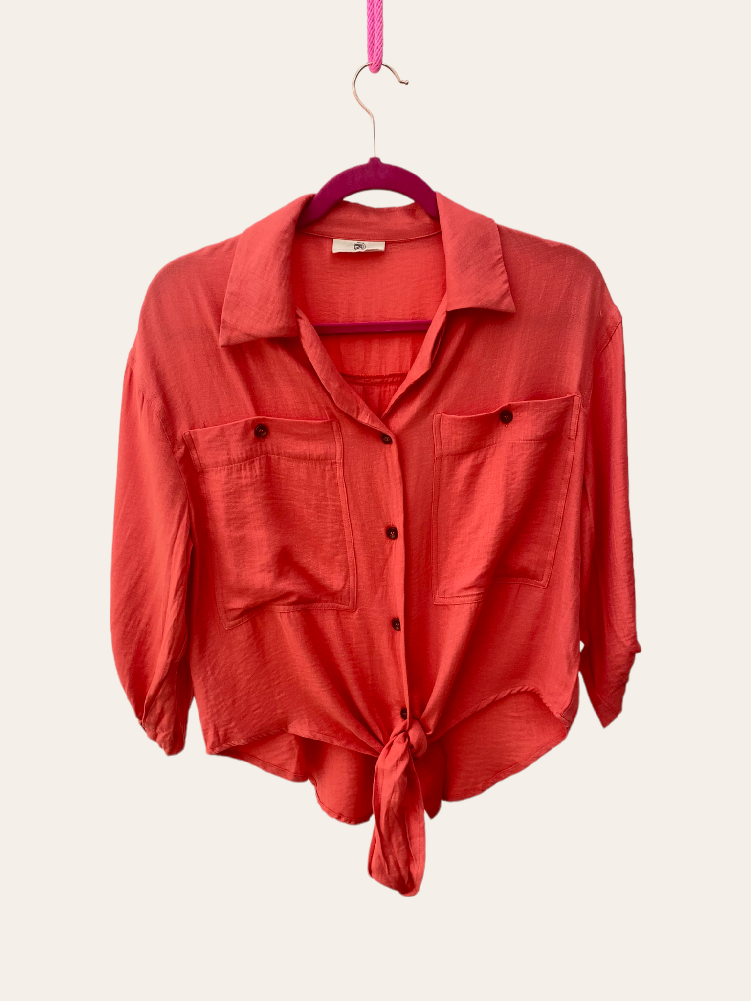 Camisa con nudo naranja
